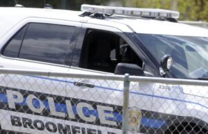 Policía que responde al hombre encerrado en el hotel en Broomfield