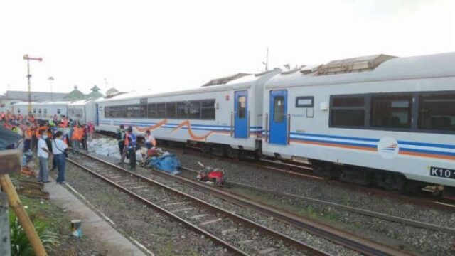 5fb562bda50fc-rangkaian-kereta-api-yang-terdiri-dari-7-gerbong-ke-luar-dari-jalur-rel_665_374.jpg