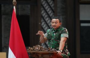 Splashy hay una carta que prohíbe al soldado salir de la casa, el tni anuncia niega