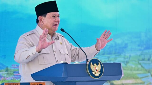 687dfbc6c14cf-presiden-ri-prabowo-subianto-saat-meresmikan-koperasi-desa-merah-putih_665_374.jpg