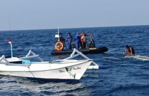 Los segundos del bote de pesca volcaron en el estrecho de alas de East Lombok, 5 personas sobrevivieron de la muerte