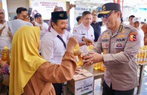 Ayuda de la inflación de la prensa, Polri posee un mercado barato en Malang
