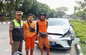 Tensos segundos en Pasar Minggu! PPSU fue golpeado por un automóvil eléctrico de lujo hasta que el dedo casi se rompió
