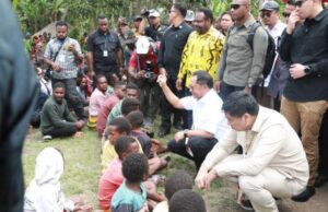El ministro de Asuntos Interiores y el Ministro de PKP establece un diálogo con las montañas de Papua y asisten al evento de quema de Batu