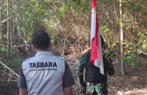 Se inspecciona el camino no oficial en la frontera fronteriza de Indonesia-Timor, el personal se espesará