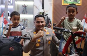 Dos niños virales con coleccionistas de pasteles en el aniversario de la República de Indonesia recibieron una bicicleta y ‘helicóptero’ del jefe de policía de Gowa