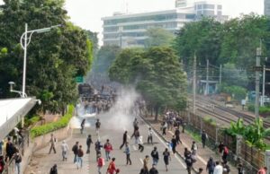 Sacudir la cabeza, los estudiantes participan en la demostración de DPR de la invitación de redes sociales