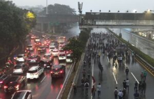 La carretera de peaje en la ciudad se cerró después de una manifestación, la policía realizó el flujo de la corriente