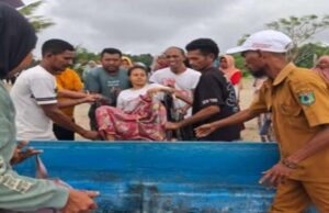 Feto envuelto alrededor del cordón umbilical, evacuación de mujeres embarazadas en Seram Maluku a través del mar.