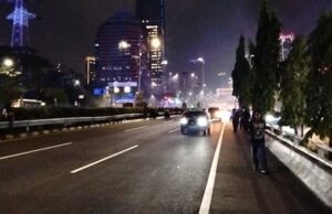 El drama es tenso en el camino de peaje del centro de la ciudad, la policía y los manifestantes chocan hasta que se libera gases lacrimógenos