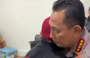 El jefe de la policía nacional llegó a RSCM temprano en la mañana, disculpándose directamente a la familia Ojol que fue asesinada por Rantis Brimob