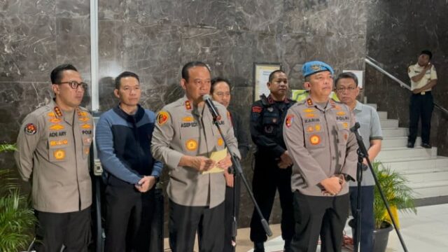 68b12df66dd5d-kapolda-metro-jaya-tengah-irjen-asep-edi-dan-kadiv-propam-polri-kanan_665_374.jpg