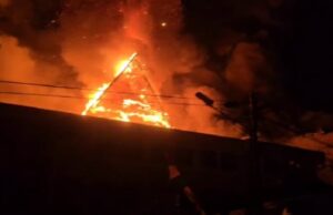 Quema de la oficina de DPRD de Makassar, tres personas fueron asesinadas y cinco heridas