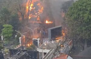 La manifestación de dos días en Bandung terminó en Ricuh, 65 personas fueron arrestadas por la policía