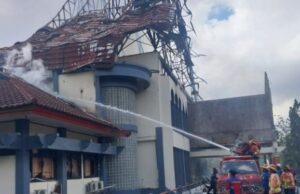 El edificio DPRD de NTB fue quemado y saqueado