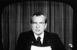 8 de agosto, Nixon anuncia su renuncia
