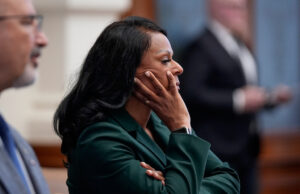 El demócrata de Texas pasa la noche en la legislatura que protesta por la policía