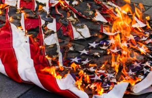 Trump se mueve para prohibir la ardor de la bandera a pesar de la decisión de la Corte Suprema