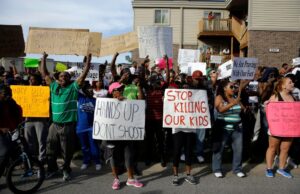 16 de agosto, estado de emergencia declarado en medio de las protestas de disparos de Michael Brown