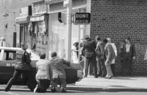 22 de agosto, rehenes tomados durante el robo de Brooklyn Bank fallido