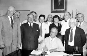 14 de agosto, FDR firma la Ley del Seguro Social