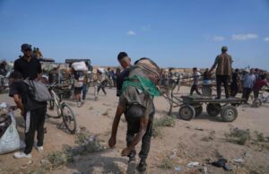 Docenas asesinadas como palestinos en Gaza luchan por ayuda del aire, tierra