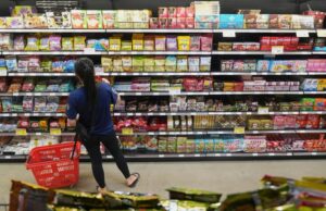 La gran mayoría de los adultos estadounidenses enfatizamos los costos de los comestibles, la nueva encuesta encuentra