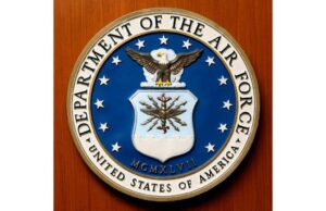 La Fuerza Aérea de los Estados Unidos para negar el pago de jubilación a los miembros del servicio transgénero
