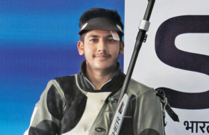 Aishwary Tomar se mantiene oro en un evento de 50 m rifle 3p