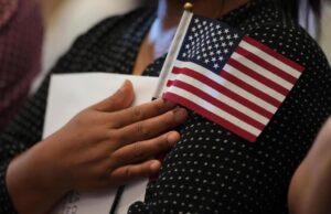 Los inmigrantes que buscan trabajo legal y ciudadanía ahora están sujetos a la detección de ‘antiamericanismo’