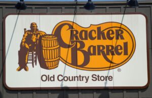Cracker Barrel cede, dice que su antiguo logotipo volverá