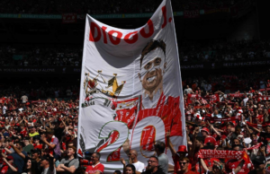 Homenaje al ex alero de Liverpool Diogo Jota interrumpido por los fanáticos del Palacio