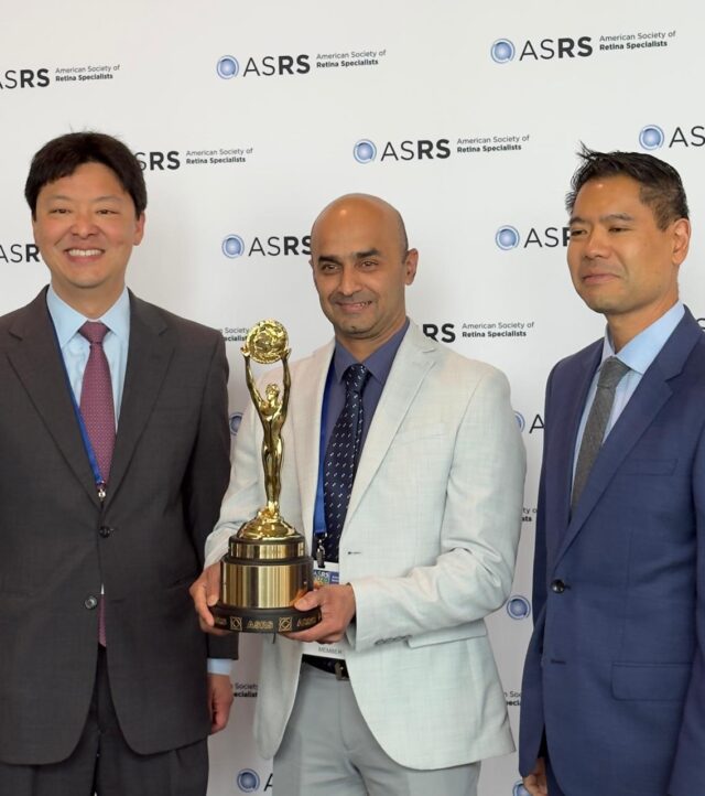 Dr.-Aditya-Kelkar-centre-receiving-the-award-from-the-committee-1.jpeg