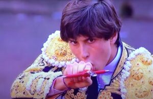 Un heroico Roca Rey sufre un feo atrapado en Huelva, pero desafía el peligro y sale a lidiar con el quinto toro