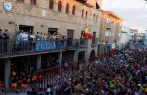 El alcalde socialista dice que también le gusta la fruta en la proclamación, cuando los vecinos cantan ‘Pedro Sánchez, hijo de P#t@!’
