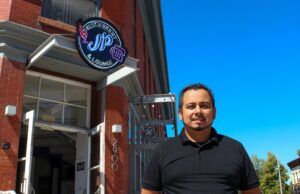 Apertura híbrida del restaurante de barra deportiva en Denver en Denver