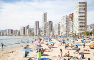 Las personas cortadas en vacaciones: el 66% viajará dentro de España y el 16% saldrá de campamento … pero Benidorm es siempre