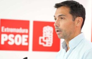 Manuel Borrego, líder del PSOE en Badajoz, siendo alcalde, usó su título falso para firmar documentos oficiales