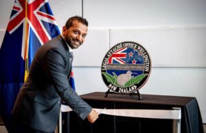 El director del FBI dice que la nueva oficina en Nueva Zelanda contrarrestará la influencia de China
