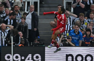 Liverpool confía en Ngumoha, de 16 años, para superar la pelea de Newcastle de 10 hombres