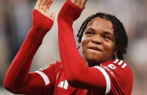 Rio Ngumoha de Liverpool después de convertirse en goleador más joven en la historia del club