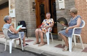 Multas de hasta 500 euros por llevar la silla a la calle: la tradición de ‘tomar el fresco’ es ilegal en España de Sánchez