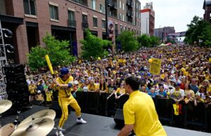 Savannah Bananas actúa en Coors Field en Denver