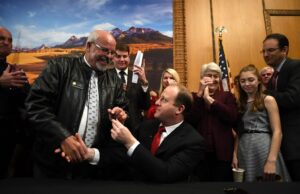 Leyes de armas de Colorado aprobadas por los legisladores, el gobernador Jared Polis después del tiroteo en el teatro de Aurora