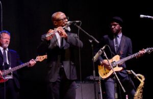 Banda de jazz que agradece a la multitud, Tiny Universe de Karl Denson, en Denver