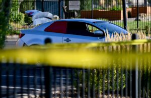 El detective retirado de la policía de Aurora mantuvo material de investigación debajo de las tablas del piso, dice el jefe