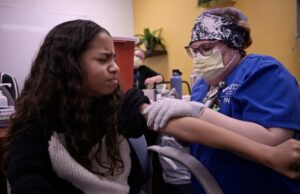 Las mujeres embarazadas pueden tener que pagar por los disparos covid