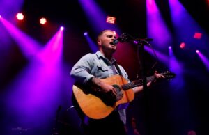Boletos falsos de Zach Bryan incitue al artista de country a combatir estafadores