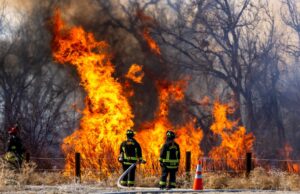 Los departamentos de bomberos de Colorado necesitan más bomberos, más dinero