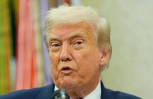 Trump dice que planea poner un arancel al 100% en las chips de computadora, probablemente presionando el costo de la electrónica